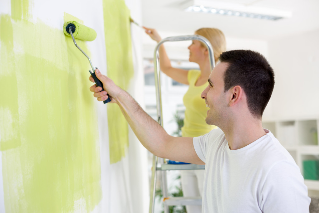 paint-rolling-vs-paint-spraying